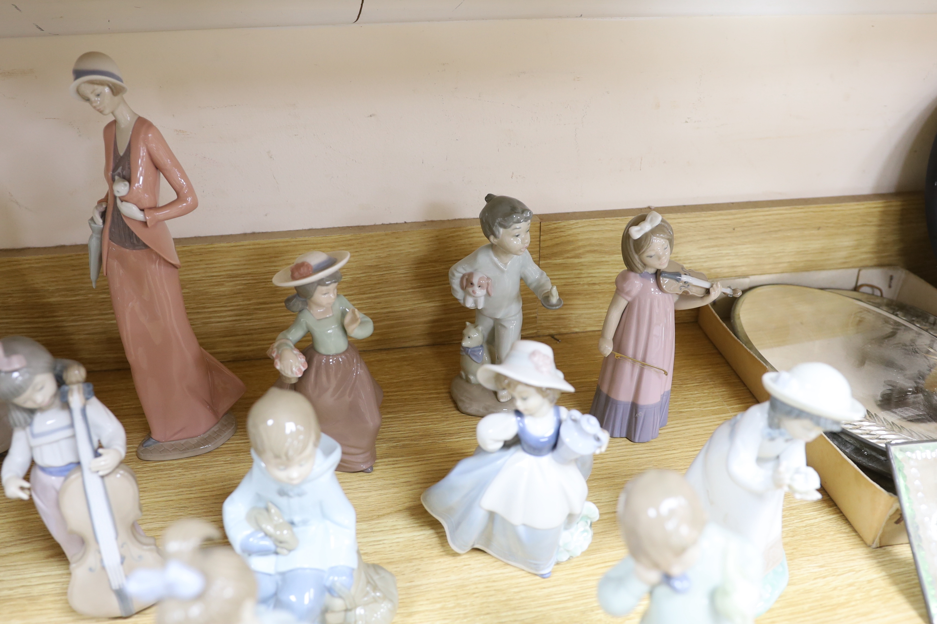 Seventeen Nao models, a Lladro ballerina and a Beswick cat (19)